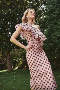 Vestido midi con volantes asimetrico en organza lunares rosa para