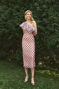 Vestido midi con volantes asimetrico en organza lunares rosa para