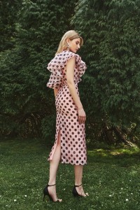 Vestido midi con volantes asimetrico en organza lunares rosa para