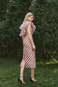 Vestido midi con volantes asimetrico en organza lunares rosa para