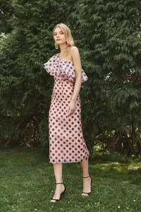 Vestido midi con volantes asimetrico en organza lunares rosa para