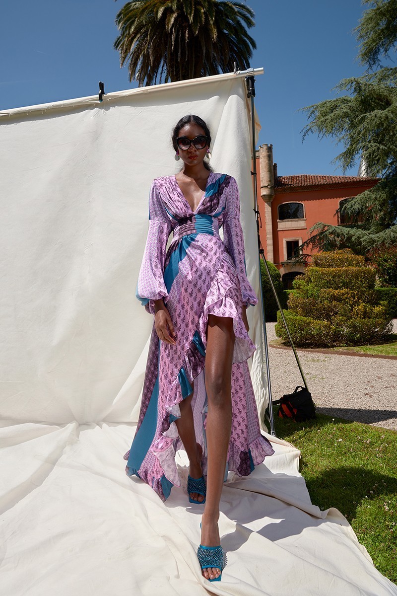 Vestido de fiesta largo cuerpo drapeado con estampado paisley