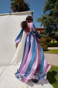 Vestido de fiesta largo cuerpo drapeado con estampado paisley