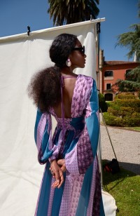 Vestido de fiesta largo cuerpo drapeado con estampado paisley