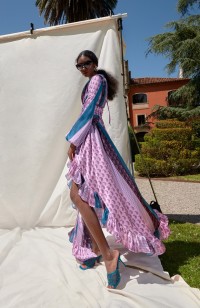 Vestido de fiesta largo cuerpo drapeado con estampado paisley