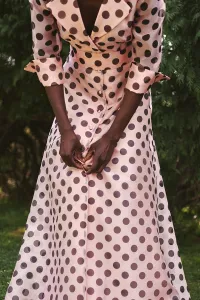 Vestido camisero largo con cuello esmoquin en organza lunares rosa