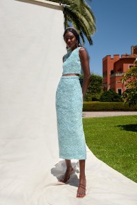 Conjunto de fiesta de top cruzado y falda recta fantasia azul