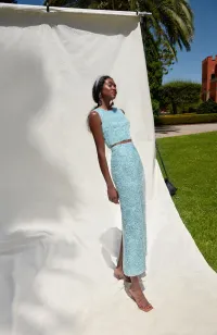 Conjunto de fiesta de top cruzado y falda recta fantasia azul