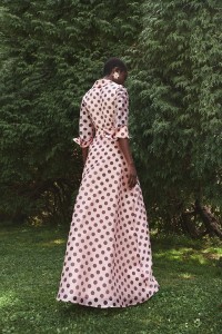 Vestido camisero largo con cuello esmoquin en organza lunares rosa