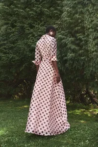 Vestido camisero largo con cuello esmoquin en organza lunares rosa