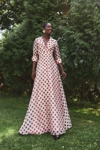 Vestido camisero largo con cuello esmoquin en organza lunares rosa