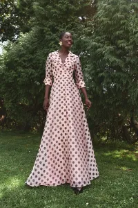 Vestido camisero largo con cuello esmoquin en organza lunares rosa