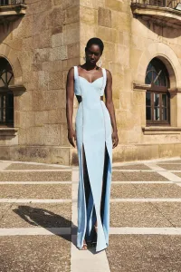 vestido largo azul claro invitada asimetrico con aberturas y