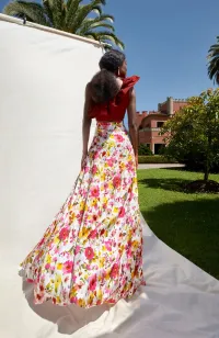 Falda larga estampada de flores con abertura lateral