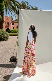 Falda larga estampada de flores con abertura lateral
