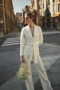 Traje de chaqueta y pantalón crepe blanco y plumetti para novia