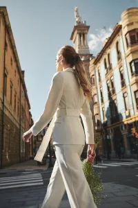 Traje de chaqueta y pantalón crepe blanco y plumetti para novia