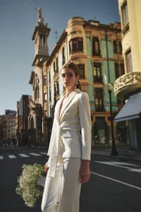 Traje de chaqueta y pantalón crepe blanco y plumetti para novia