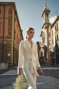 Traje de chaqueta y pantalón crepe blanco y plumetti para novia