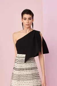 Top lazada hombro crepe negro escote asimetrico