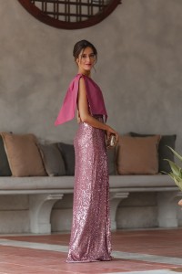 Vestido de fiesta de lentejuelas rosa largo con escote asimetrico