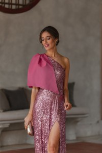Vestido de fiesta de lentejuelas rosa largo con escote asimetrico