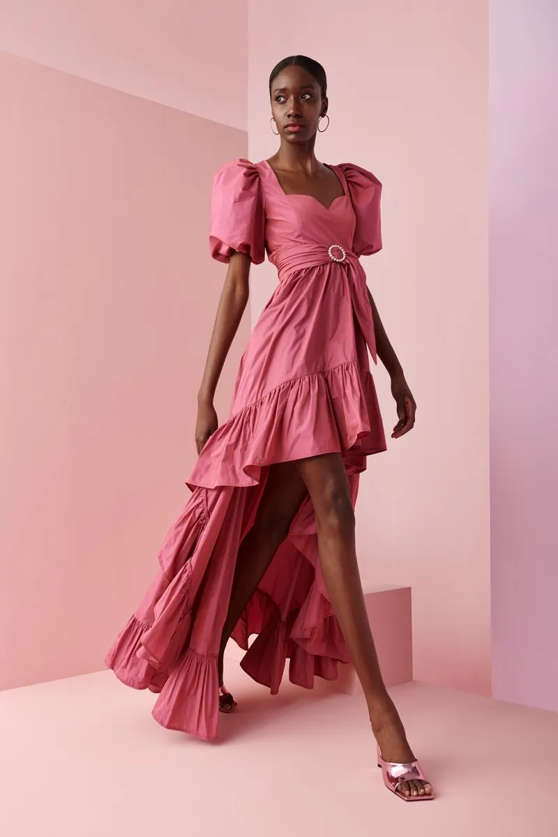 Vestido de fiesta largo asimetrico con volante en tafetan rosa