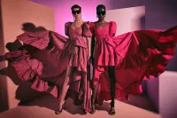Vestido de fiesta largo asimetrico con volante en tafetan rosa