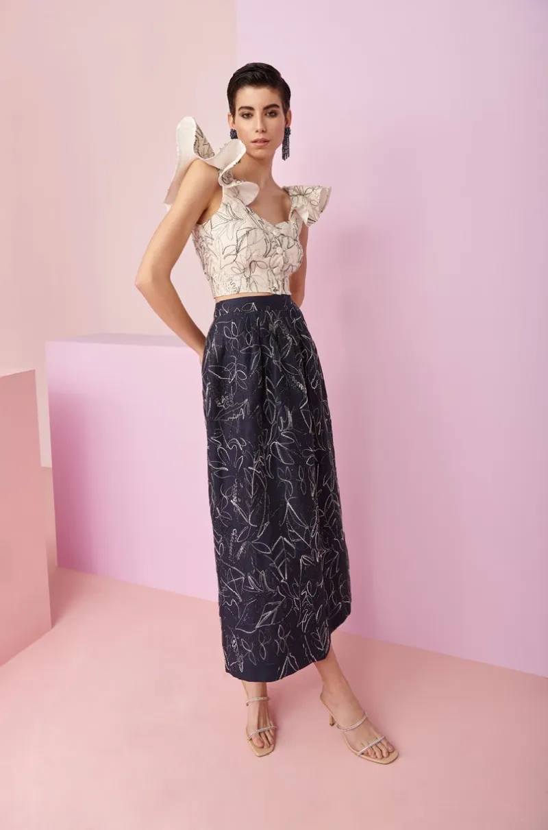 Conjunto de falda con top de volantes en tejido de lino bordado