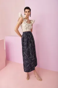 Conjunto de falda con top de volantes en tejido de lino bordado