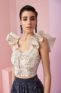 Conjunto de falda con top de volantes en tejido de lino bordado