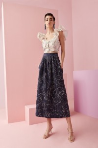 Conjunto de falda con top de volantes en tejido de lino bordado
