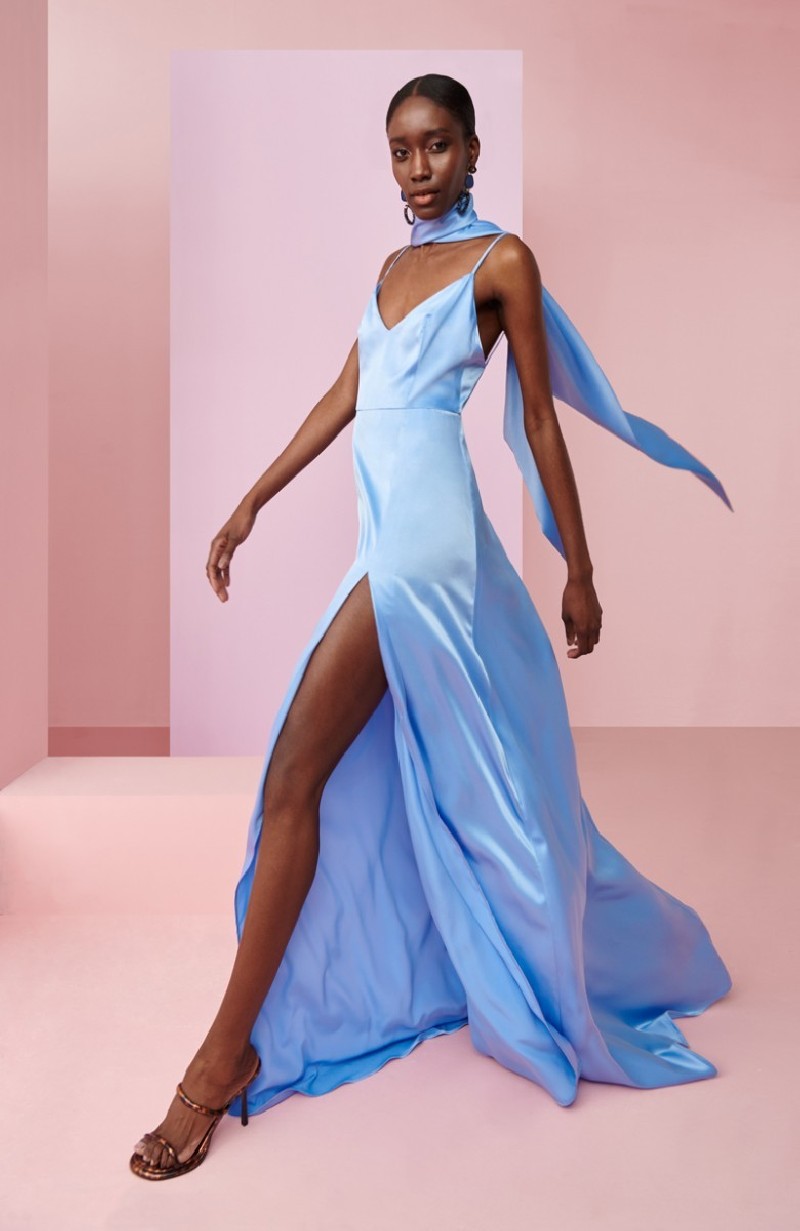 vestido largo de fiesta lencero de saten azul claro con escote en