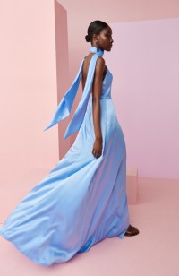 vestido largo de fiesta lencero de saten azul claro con escote en