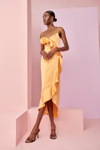 vestido de fiesta cruzado en saten naranja con volante y tirantes