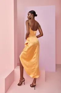 vestido de fiesta cruzado en saten naranja con volante y tirantes