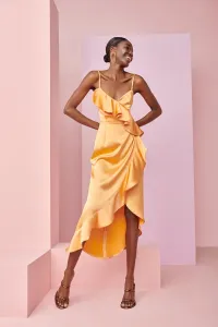 vestido de fiesta cruzado en saten naranja con volante y tirantes