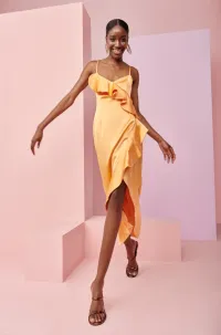 vestido de fiesta cruzado en saten naranja con volante y tirantes