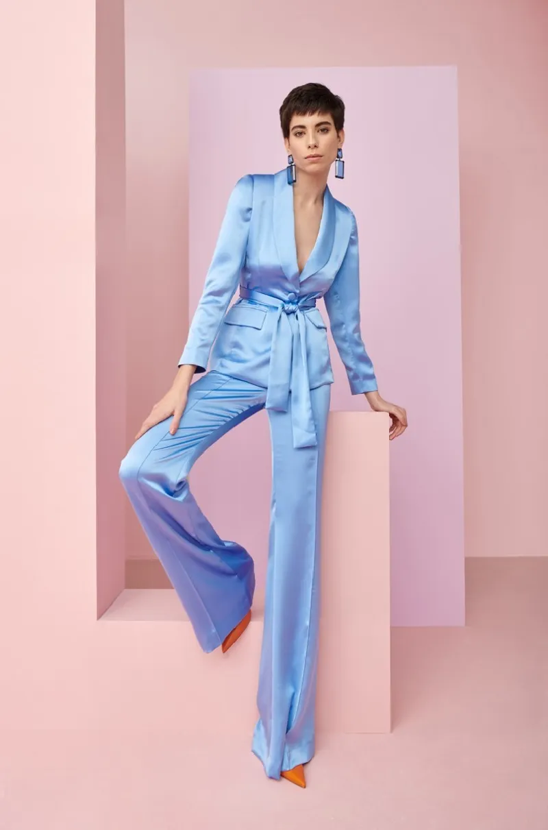 traje de chaqueta y pantalon en tejido saten azul para fiesta