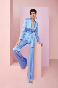 traje de chaqueta y pantalon en tejido saten azul para fiesta
