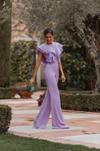 mono de fiesta con volantes  con volantes de crepe y organza color