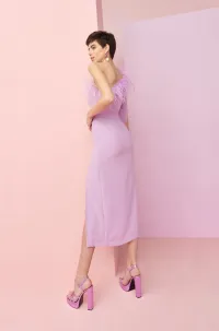 Vestido midi lila asimetrico con escote de plumas para invitadas
