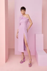 Vestido midi lila asimetrico con escote de plumas para invitadas