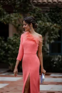 Vestido midi coral asimetrico con escote de plumas para invitadas