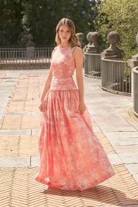 Vestido largo rosa con flores blancas de fiesta para boda con