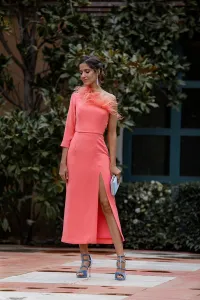 Vestido midi coral asimetrico con escote de plumas para invitadas