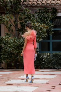 Vestido midi coral asimetrico con escote de plumas para invitadas