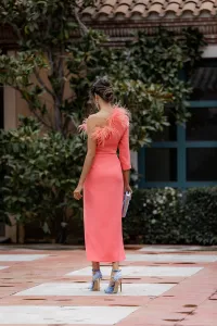 Vestido midi coral asimetrico con escote de plumas para invitadas