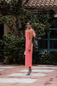 Vestido midi coral asimetrico con escote de plumas para invitadas