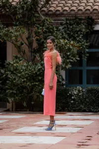Vestido midi coral asimetrico con escote de plumas para invitadas